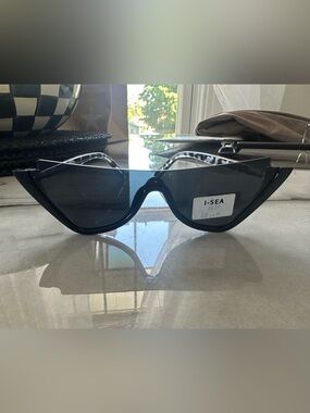 I-SEA Black Cat-Eye Sunglasses Tortoise Arms – New With Tags